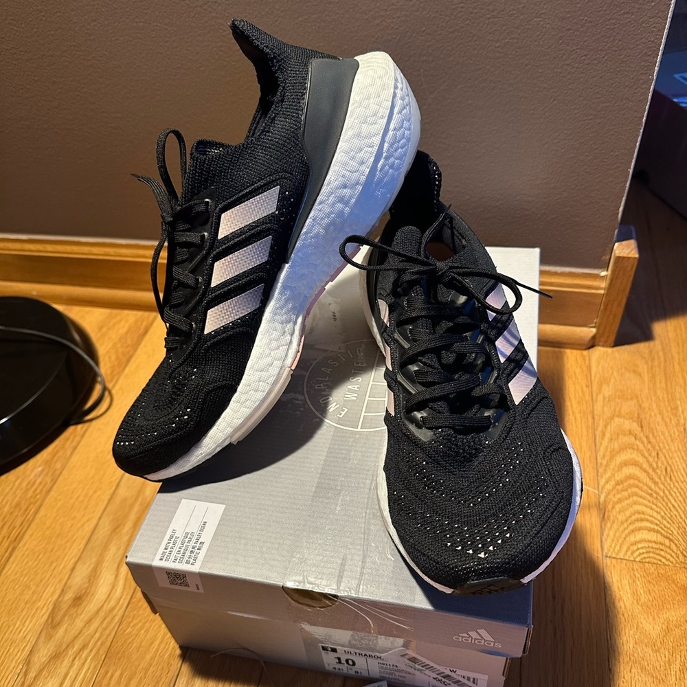 Adidas Women's Ultraboost 22 Heat
Running Shoe H01174 Size 10 With Box